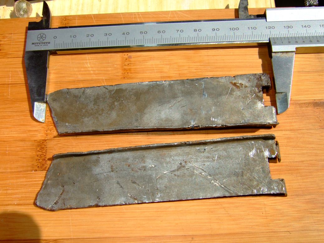 Hier die gefundenen Bleche - es gibt ein "linkes" und ein "rechtes". Die Bleche sind abgekantet und haben zwei Laschen, mit denen sie wohl ans Kurbelwellenauge angeschraubt werden. Eine Schraube (die "obere" ist unbelegt, aber komischerweise nicht locker - da waren wohl diese Bleche mal. An der zweiten Schraube ist noch ein ziemlich verbogenes Blech, das aber ziemlich klein ist (war) ist wohl ein Sicherungsblech.)