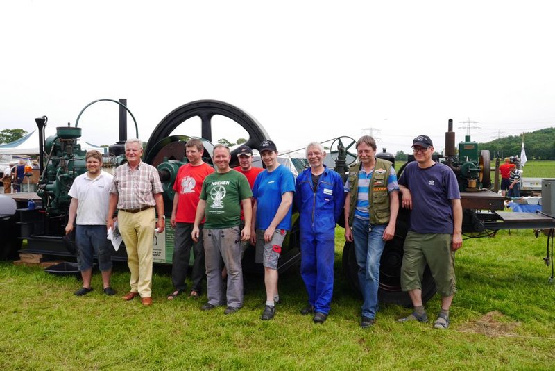 Gruppenfoto mit Forumsmitgliedern<br />Der ältere Herr ist der Herr hinter dem deutschen Dieselmotorenarchiv