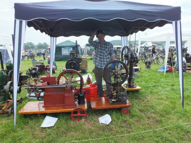 Bernd mit seinen "Eigenbauten" M 1:2