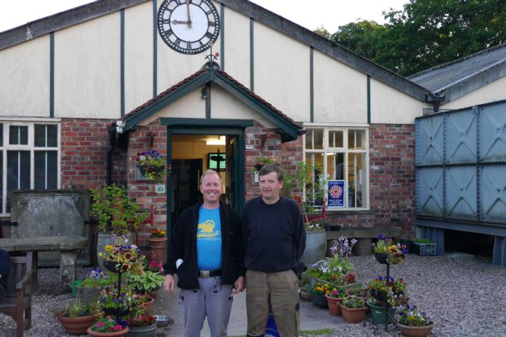 Thomas&amp;Thomas vor dem Anson Museum