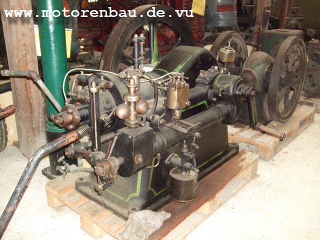 unbekannter liegender Dieselmotor, sieht für mich irgendwie nach Benz/MWM aus.