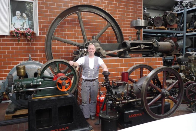 meisteradam zwischen größeren Maschinen