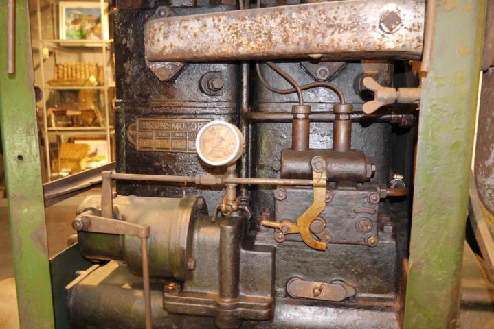 2 Zylinder Brons in Schlepper,<br />durch Kompressoraufladung 70 anstatt 50 PS