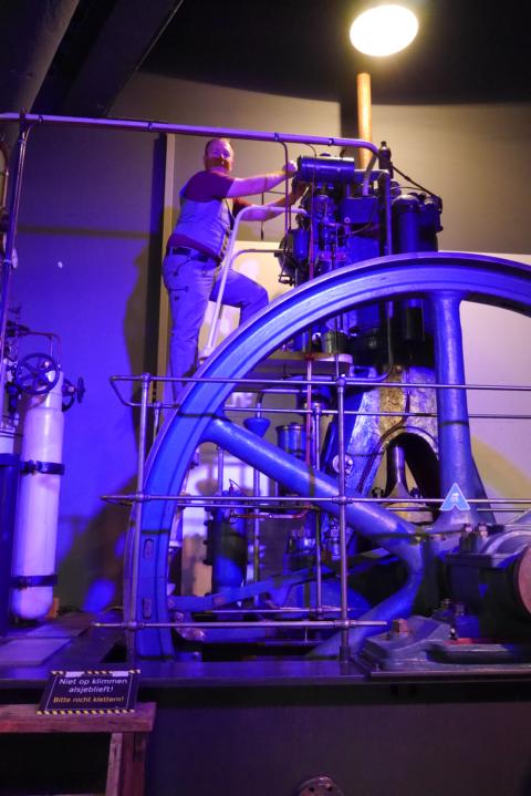 Einblasediesel von 1910 der <br />Nederlansche Fabriek van Werktuigen en Spoorwegmaterieel  Amsterdam