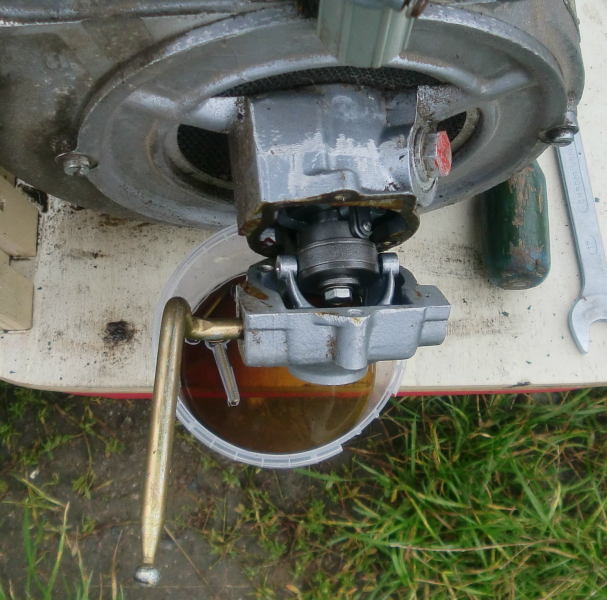 Reglerdeckel gelöst, Blick auf den Schleifring des Reglergestänges