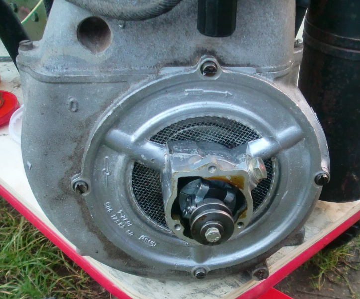 Blick auf den Reglerbefestigungsbolzen