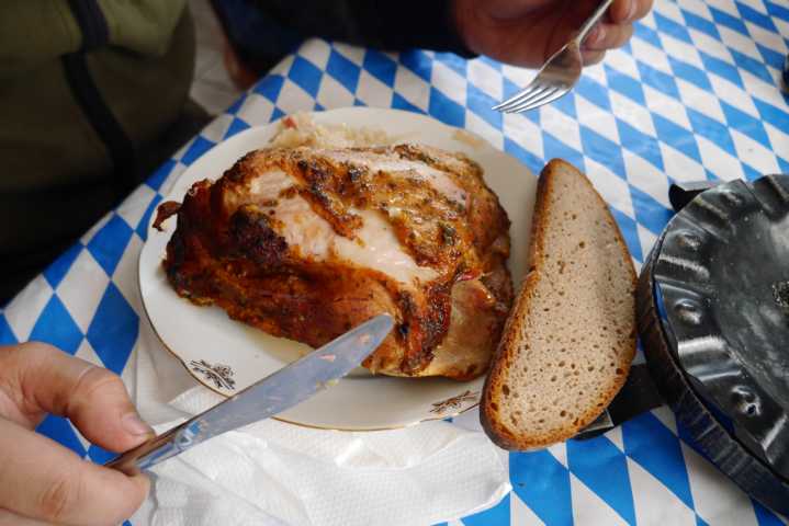 Schäufelchen mit Sauerkraut und Brot.