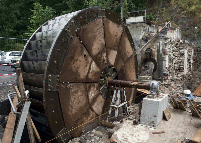 So sieht das gelände heute aus im Hintergrund die Reste der Turbine