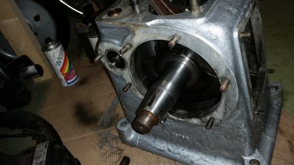 schön zu sehen die ölförderschnecke am zapfen vor dem konus