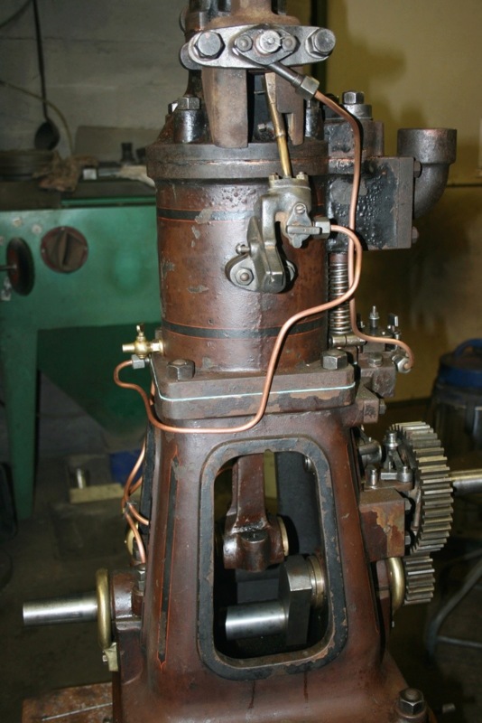 der Brenner und darüber der Petroleumverdampfer unter seiner originalen Guss-Haube