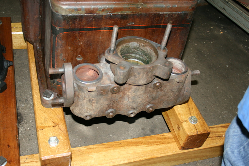 das Wasserpumpengehäuse wird montiert