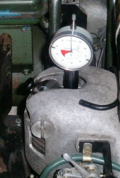 Kolben wird im o.T. angetastet. Das muss innerhalb des Anzeigebereiches geschehen, hier bei 2 mm.