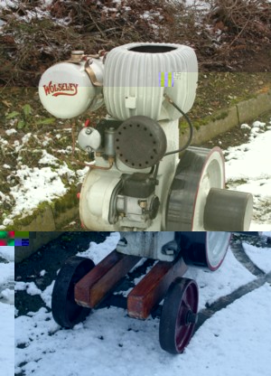 Blick auf Vergaser ( links ), Auspuff (rechts ) und Zündmagnet ( unten )