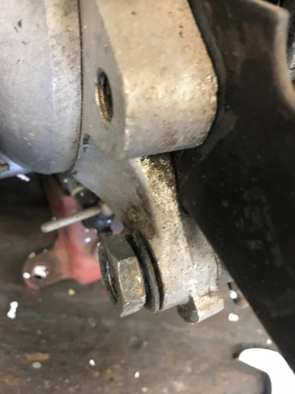 Wie bekommt man den Bolzen vom Starter raus? Ist der gesteckt oder geschraubt?