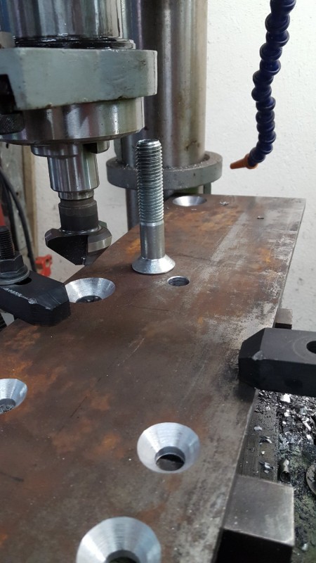 Generatorhalterung (Schraube hinten ist M20 :-) )