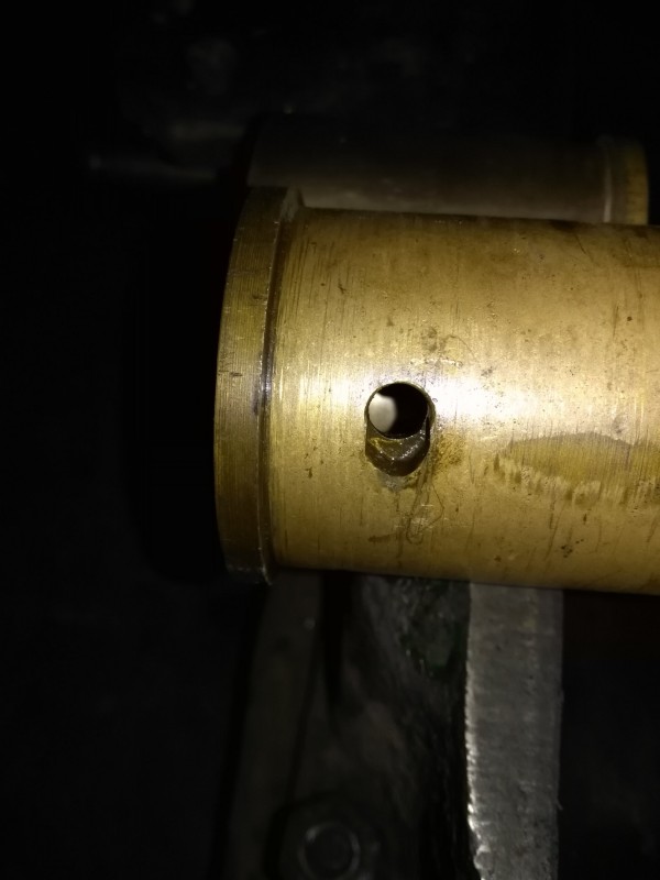 Ausgeschlagene Fixierbohrung