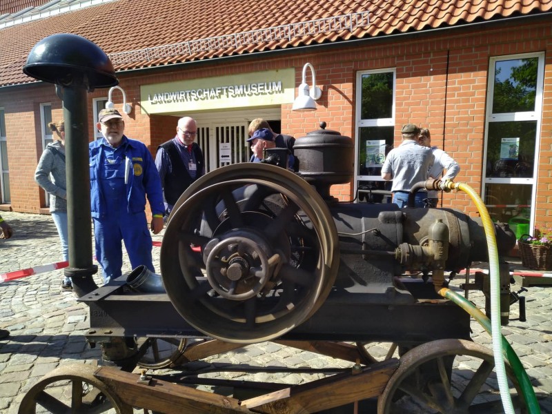 Beijers Glühkopfmoter vor dem Museumseingang in Meldorf