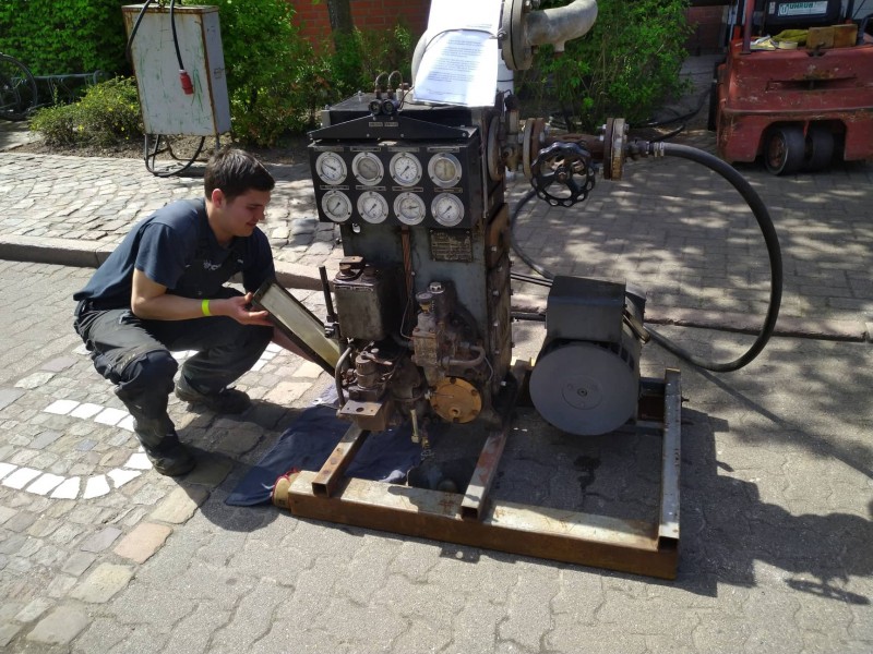 Dampfmotor mit Stromerzeuger.