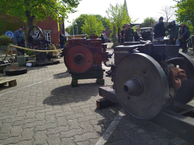 Schöner Fläche vor dem Museum, artgerechte Haltung für Motoren war möglich!