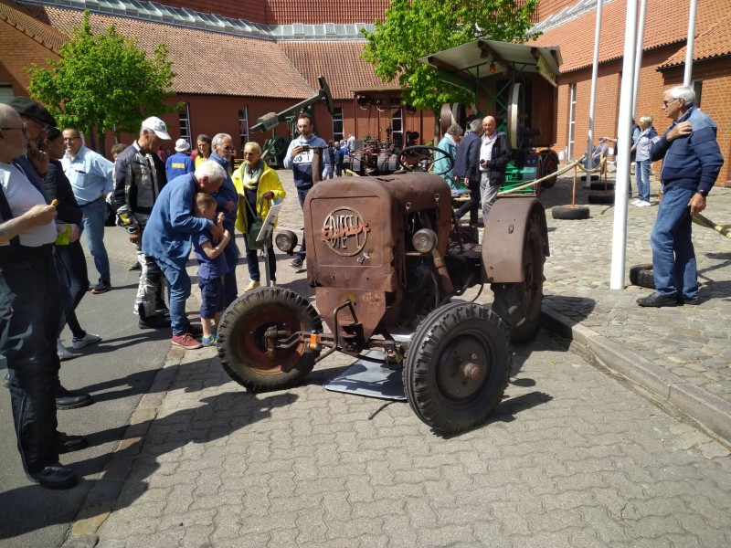 Traktoren waren natürlich auch da, hier mein Eicher ED16/2 von 1952 der 45 Jahre im Wald stand.
