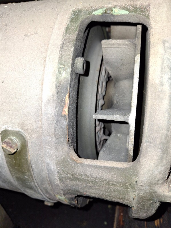 Vorderer Deckel, Deckel für die Verstellschraube ist links zu erkennen