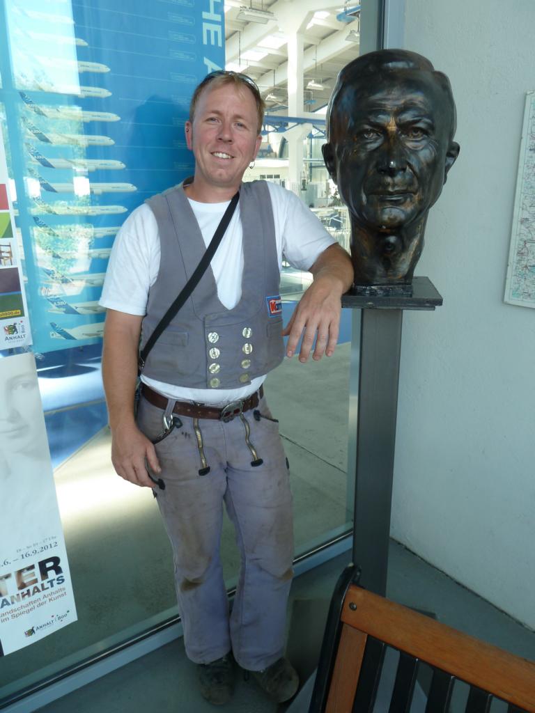 meisteradam neben der Büste von Hugo Junkers