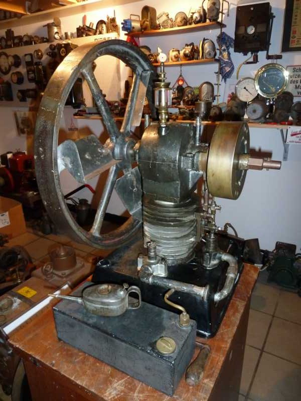 Luftgekühlter Motor mit oben liegender Kurbelwelle von Eugen Rölver.