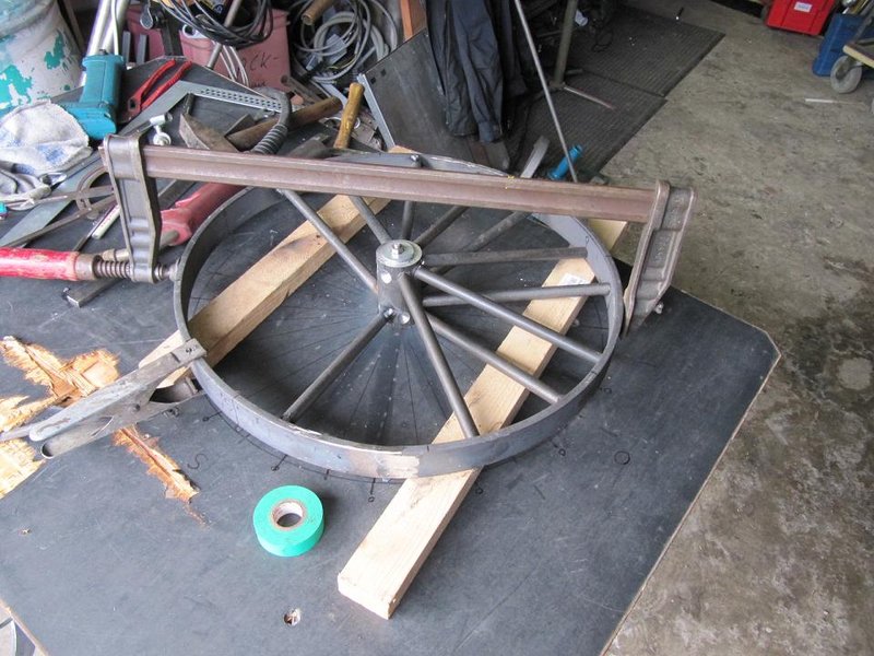 Hier werden die Streben eingeschweißt