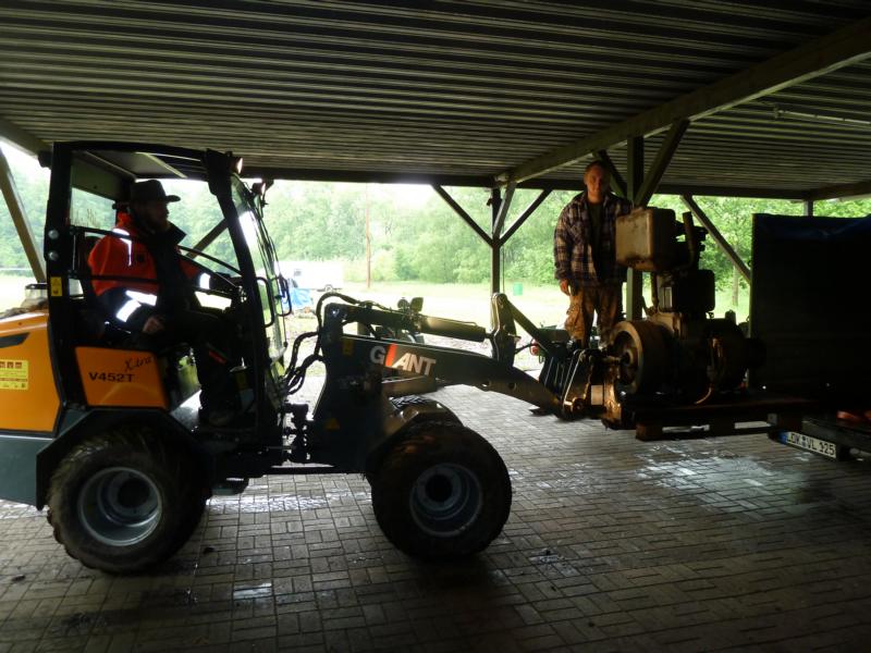 Die Hofbrüder laden die Motoren vom "Chef" ab.