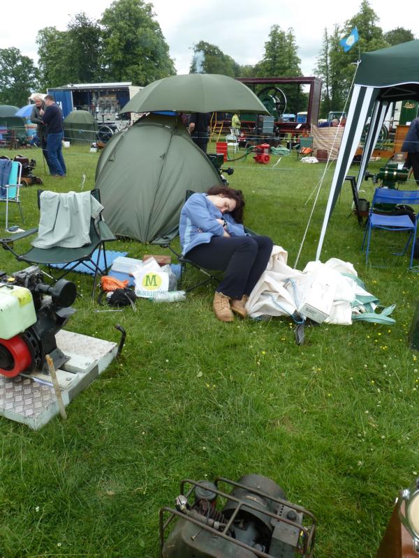 Motorentreffen sind sehr anstrengend. Man beachte den luftgekühlten Hatz-Diesel am linken Bildrand.