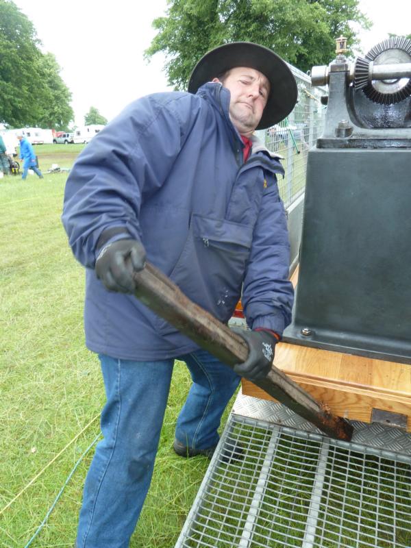 Brite beim Verladen eines Schiebermotors