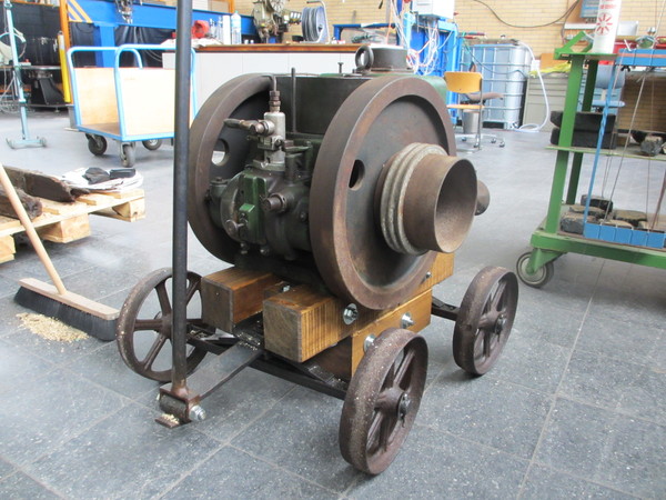 und hier ist nun auch der Motor auf den Wagen gesetzt