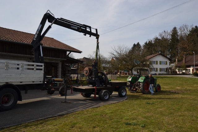 Der Motor wird auf den neu gebauten Wagen gehoben