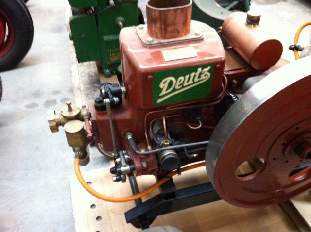 Kraftstoff ist bei diesem MA216 Gas. Der Tank enthält Schmieröl.